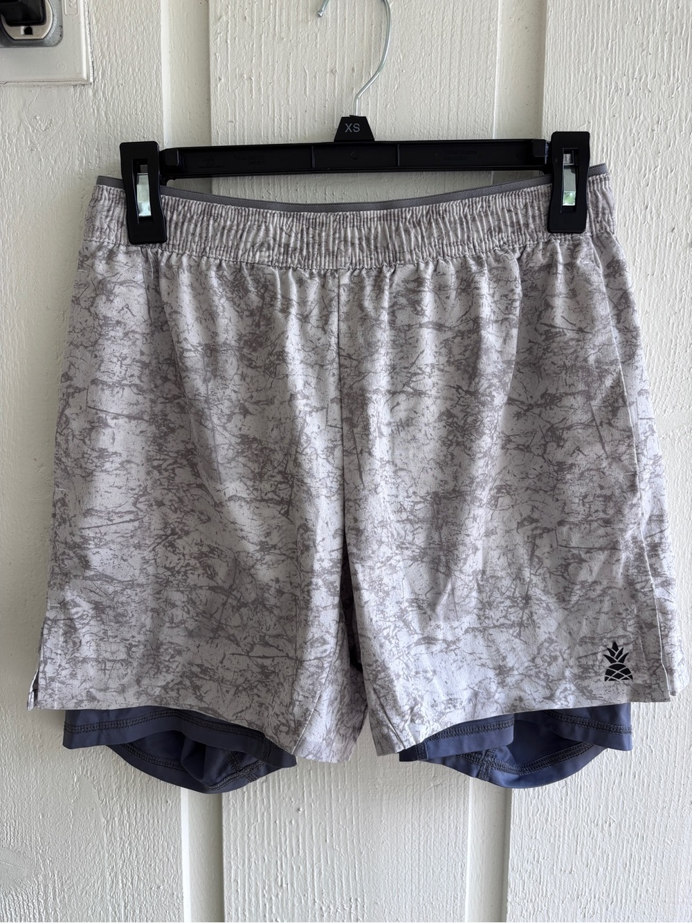 chubbies Men's Light Gray Marble Athletic Shorts with Navy Liner